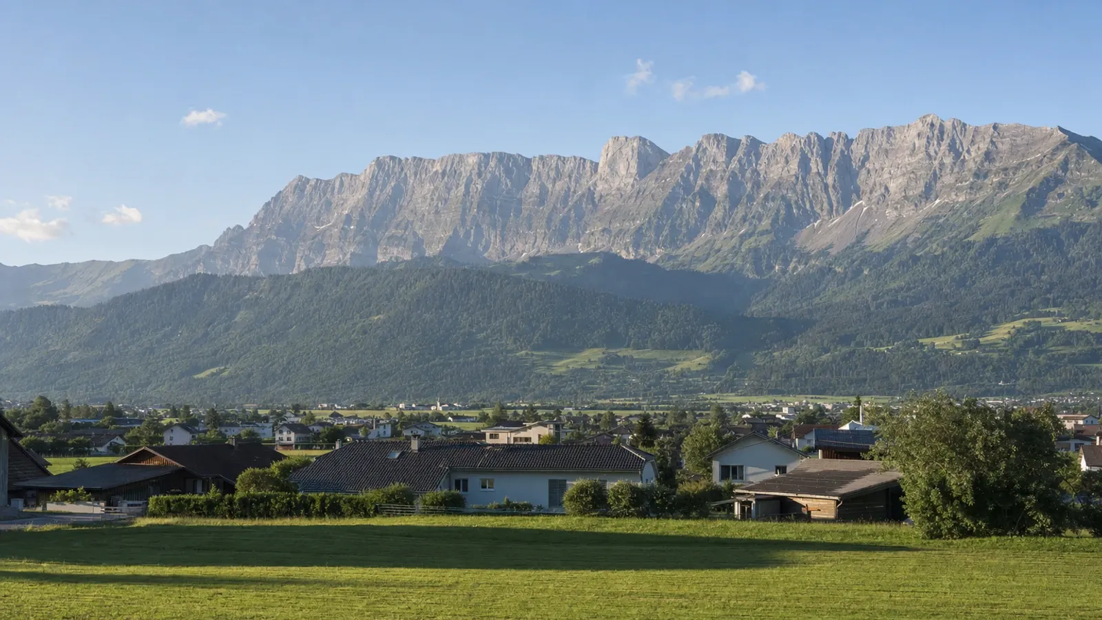 Sevelen im Werdenberg vor der Alviergruppe an einem klaren Sommermorgen